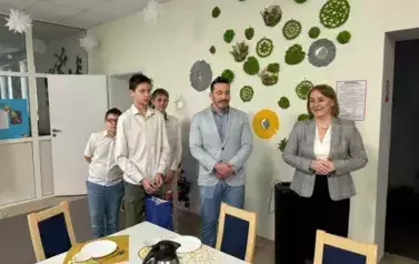 grupa pięciu os&oacute;b