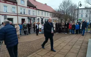 trzy osoby,wiązanka kwiat&oacute;w 