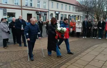 trzy osoby, budynek