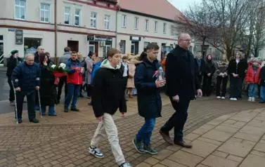 trzy osoby, wiązanka kwiat&oacute;w