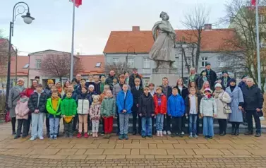 duża grupa os&oacute;b przy pomniku Jana Kilińskiego