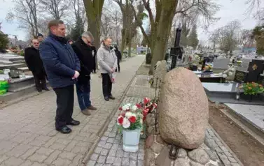trzy osoby, znicze, obelisk
