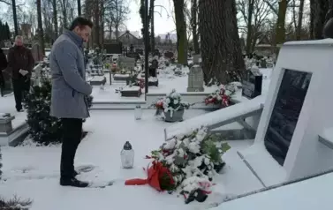 jedna osoba, mogiła powstańc&oacute;w wielkopolskich 