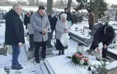5 os&oacute;b, nagrobek. znicz 