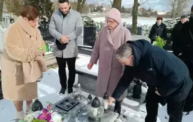 4 osoby, gr&oacute;b znicze 