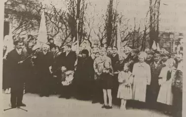 jedna osoba z mikrofonem, obok tłum mieszkańc&oacute;w Trzemeszna 