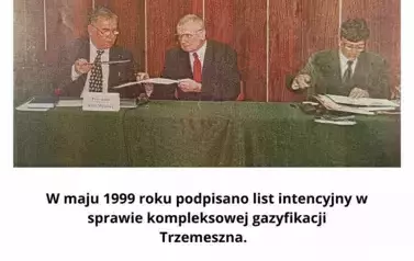 trzy osoby, dokumenty, st&oacute;ł 
