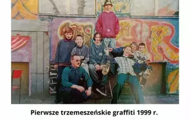 kilkanaście młodych os&oacute;b 