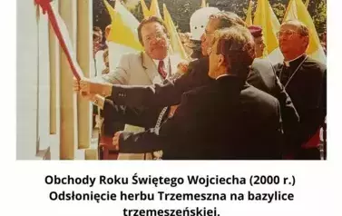 4 osoby, szarfa, kości&oacute;ł tablica 