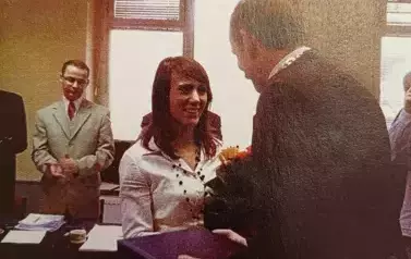 dwoje ludzi, kwiaty, gratulacje