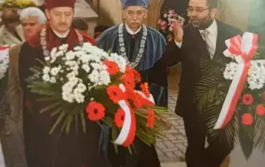 pięć os&oacute;b, bukiet kwiat&oacute;w 