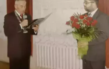 dwie osoby, bukiet kwiat&oacute;w