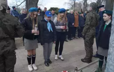 troje harcerzy, znicze 