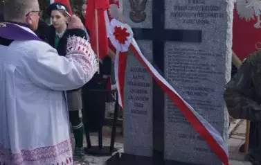ksiądz poświęcenie obelisku 