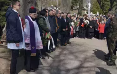 tłum ludzi, aleja cmentarna 