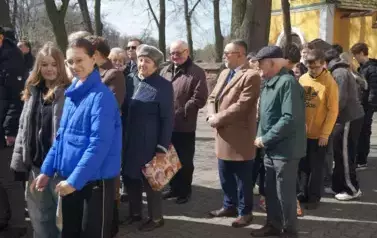 grupa młodzieży z nauczycielem 