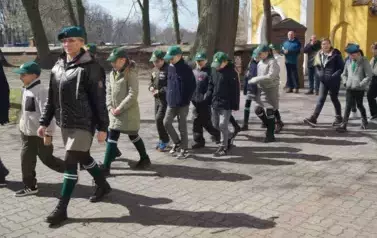 kilkadziesiąt os&oacute;b , chodnik 