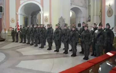 żołnierze, kości&oacute;ł 