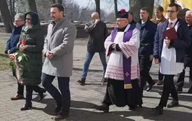 siedem os&oacute;b, chodnik 