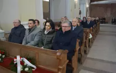 kości&oacute;ł osoby siedzące w ławkach 