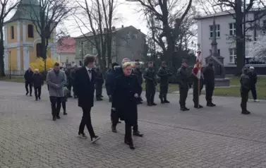 kilkanaście os&oacute;b, plac przez kościołem 