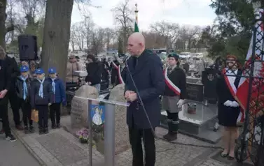 cmentarz mikrofon jedna osoba 