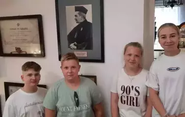 4 osoby portrety wiszące na ścianach 