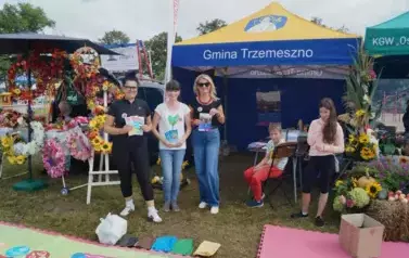 trzy osoby stojące przed namiotem