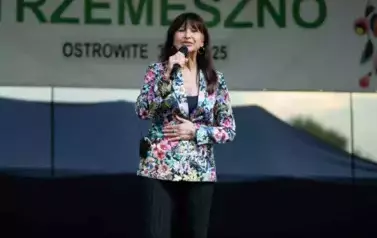 kobieta z mikrofonem na scenie 