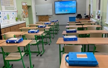 sala szkolna z mikroskopami