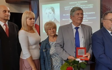 Wiceprzewodnicząca, burmistrz, wiceburmistrz, dr Andrzej Leśniewski oraz Jerzy Chmielewski z rodziną pozują do zdjęcia.