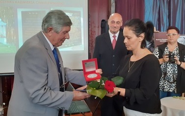 Wiceprzewodniczaca rady Miejskiej Trzemeszna Agnieszka Bartz wręcza kwiaty Jerzemu Chmielewskiemu