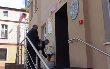 Wiceburmistrz Dariusz Jankowski oraz Radny Rafał Nawrocki składają kwiaty przy tablicy pamiątkowej burmistrza Kazimierza Jabłońskiego