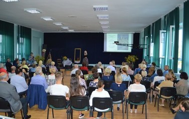 Widok sali i zgromadzonych uczestnik&oacute;w spotkania od tyłu