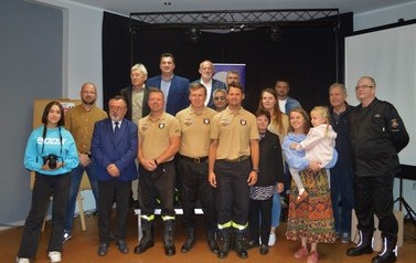 Wszyscy uczestnicy spotkania pozują do zdjęcia