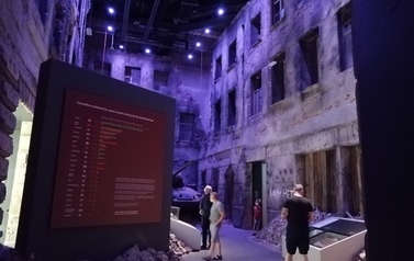 Uczestnicy wycieczki podczas zwiedzania ekspozycji