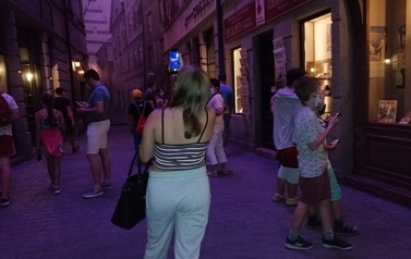 Uczestnicy wycieczki podczas zwiedzania ekspozycji