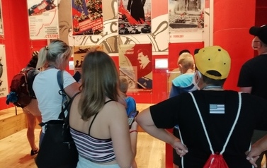 Uczestnicy wycieczki podczas zwiedzania ekspozycji