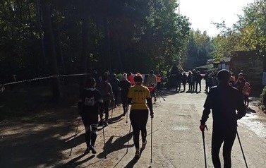 Grupa kijkarzy na trasie marszu