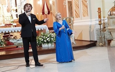 Artyści podczas wykonywania utwor&oacute;w. W tle ołtarz gł&oacute;wny bazyliki.