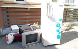 Zgromadzone elektroodpady m.in. lod&oacute;wka, telewizor.