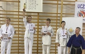 Zawodnicy na podium z puchami i medalami.