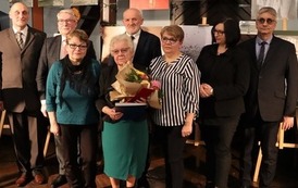 Wsp&oacute;lne zdjęcie wręczających i członk&oacute;w rodziny rzeźbiarki.