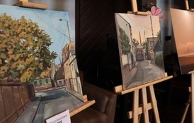 Trzy obrazy o tematyce Trzemeszna wyeksponowane na sztalugach.