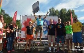 Kolejni odznaczeni i odznaczający pozują do zdjęcia. Zwycięzca trzyma w uniesionych dłoniach obraz.