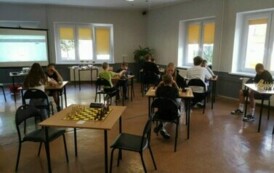 sala, osoby grające w szachy