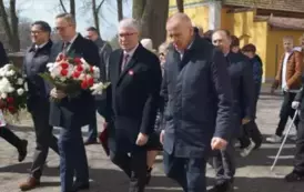 pięć os&oacute;b, wiązanka kwiat&oacute;w 