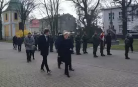 kilkanaście os&oacute;b, plac przez kościołem 