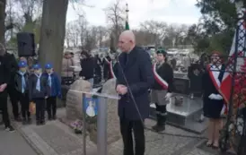 cmentarz mikrofon jedna osoba 