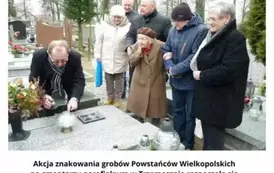 teren cmentarza, pięć os&oacute;b stoi 